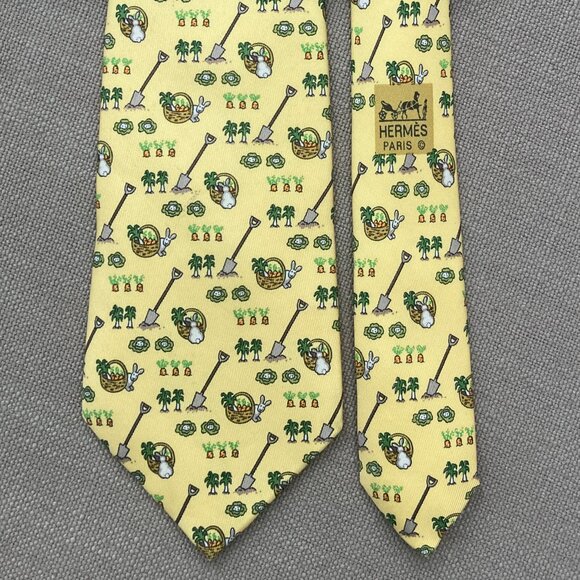100% REAL HERMES TIE ~ YELLOW w FUN WHIMSICAL PETER RABBIT PLAYING IN GARDEN - Picture 7 of 7